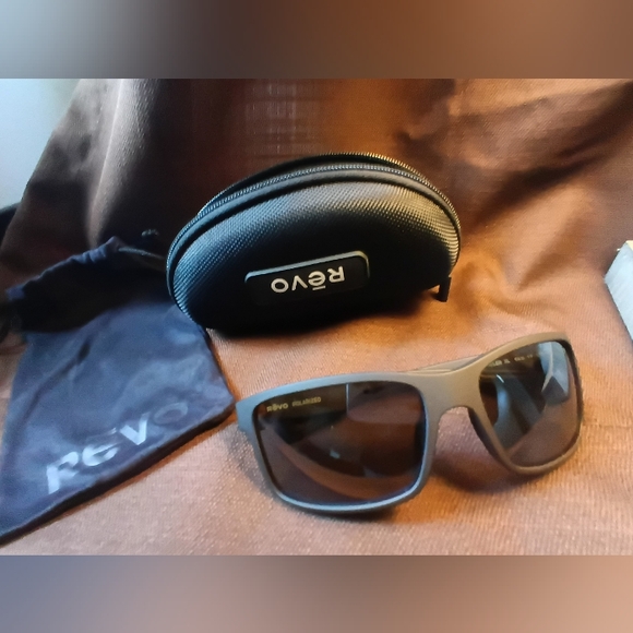 Revo - Picture 10 of 12